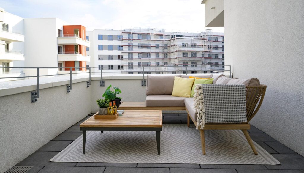 Gemütlicher Rückzugsort auf dem Balkon, mit Blick auf die umliegenden Wohnungen.